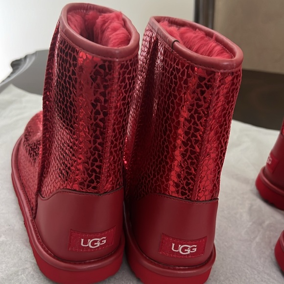 UGG
Girls' Classic II Gel Hearts Boots (Youth) - Picture 10 of 14